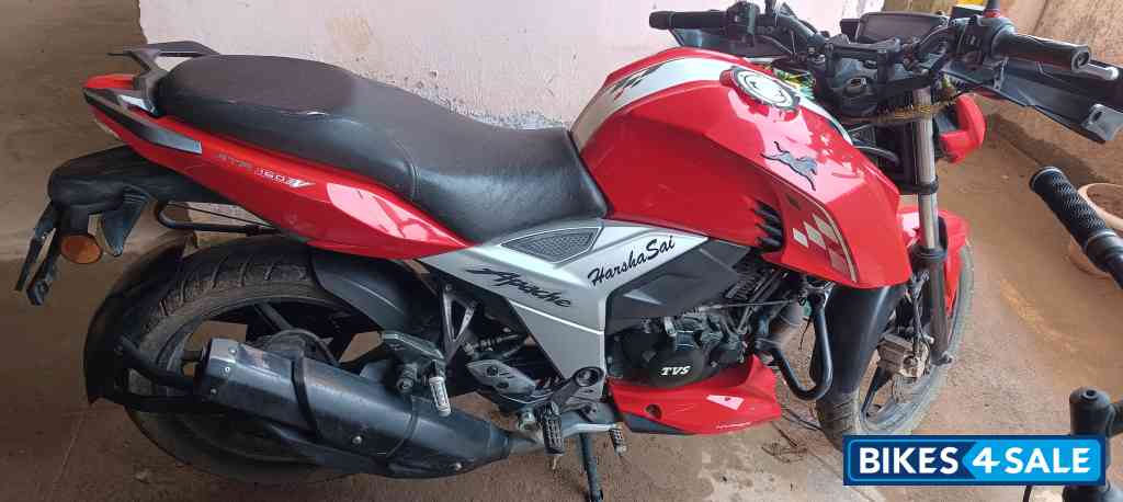 Red TVS Apache RTR 160 4V