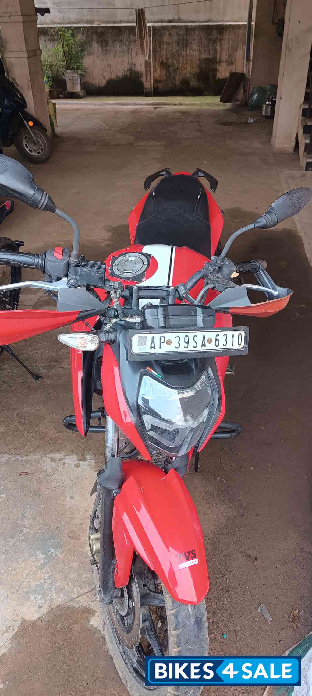 Red TVS Apache RTR 160 4V