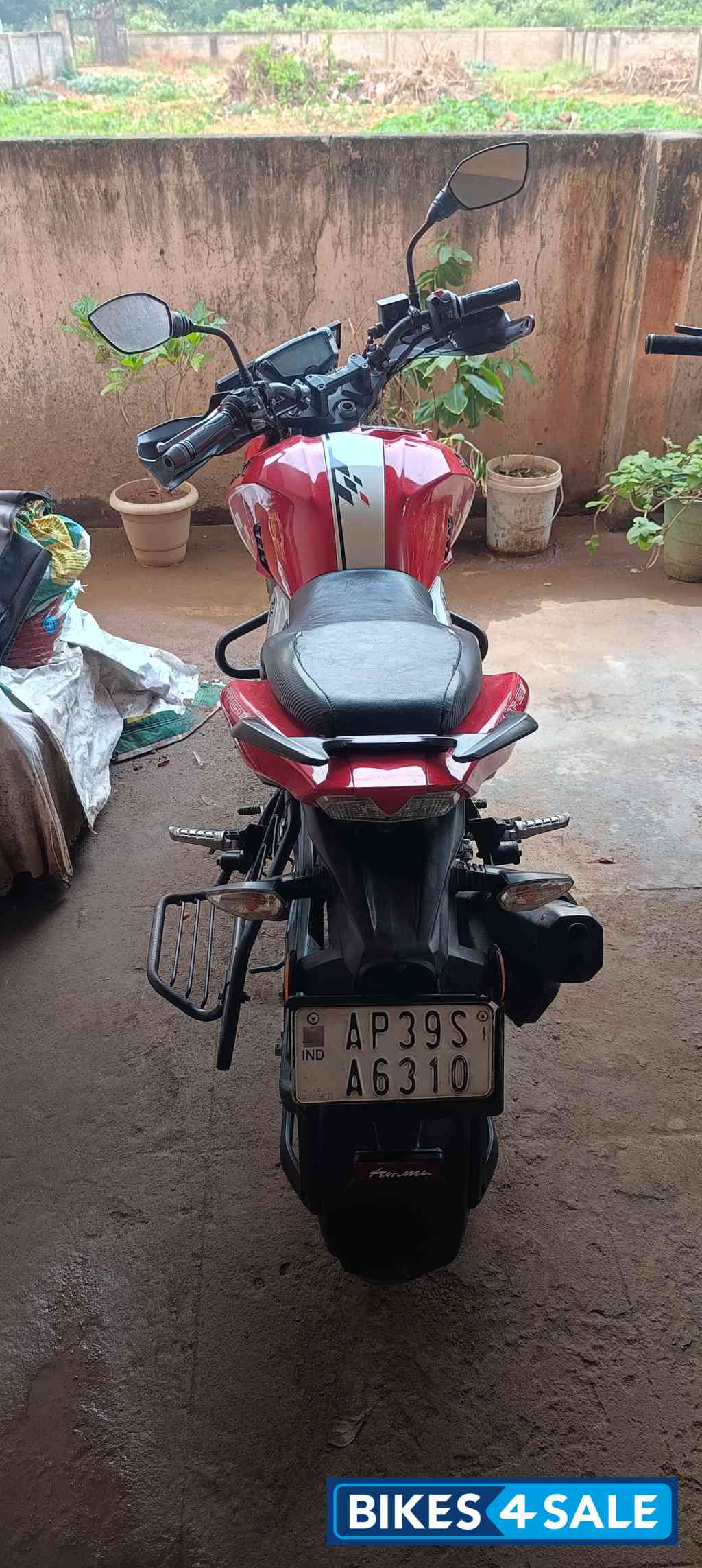 Red TVS Apache RTR 160 4V