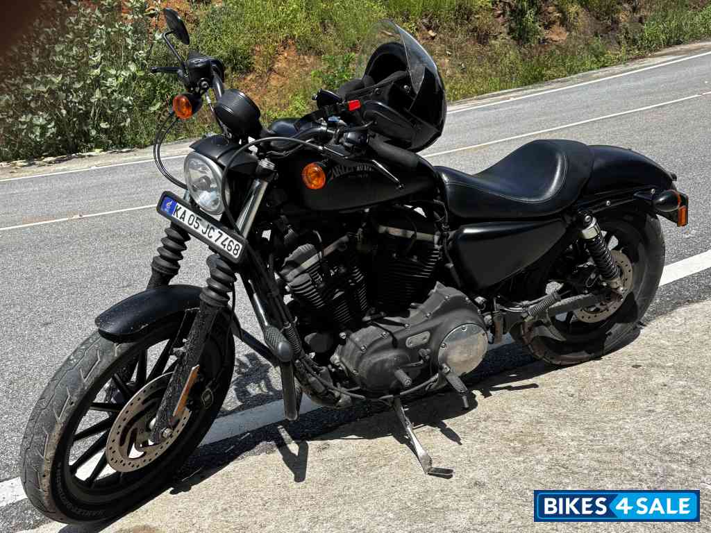 Black Harley Davidson Iron 883