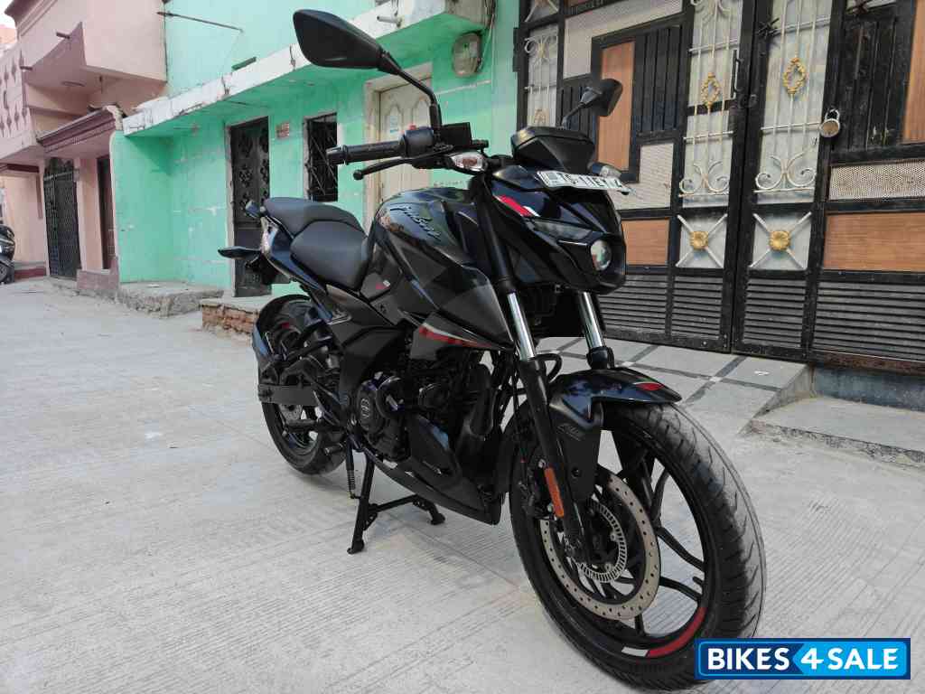 Brooklyn Black Bajaj Pulsar N160 Dual Channel ABS