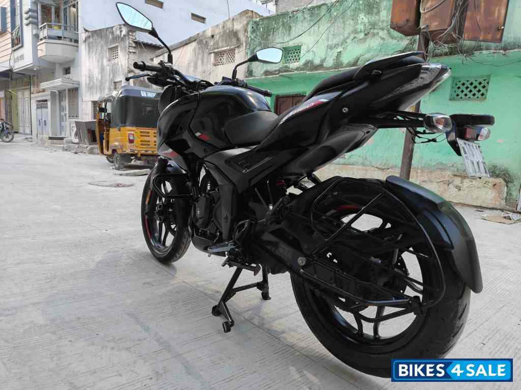 Brooklyn Black Bajaj Pulsar N160 Dual Channel ABS