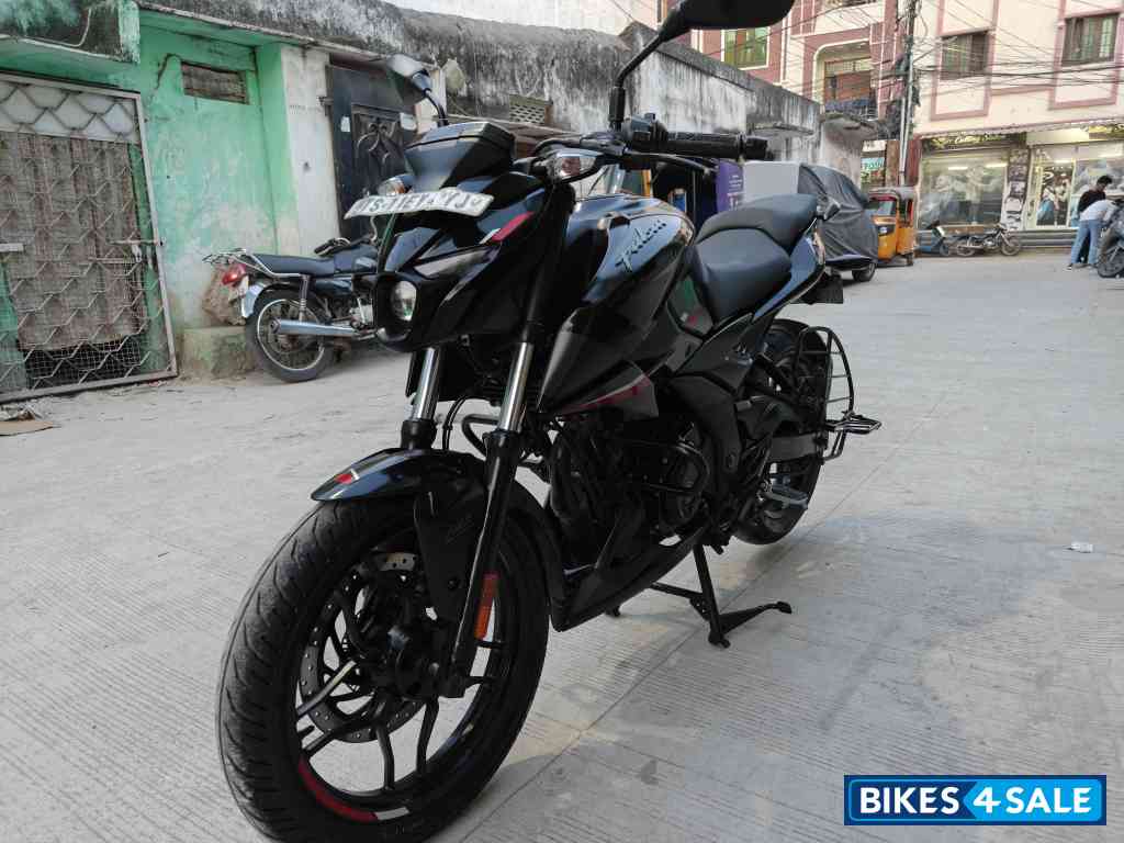 Brooklyn Black Bajaj Pulsar N160 Dual Channel ABS