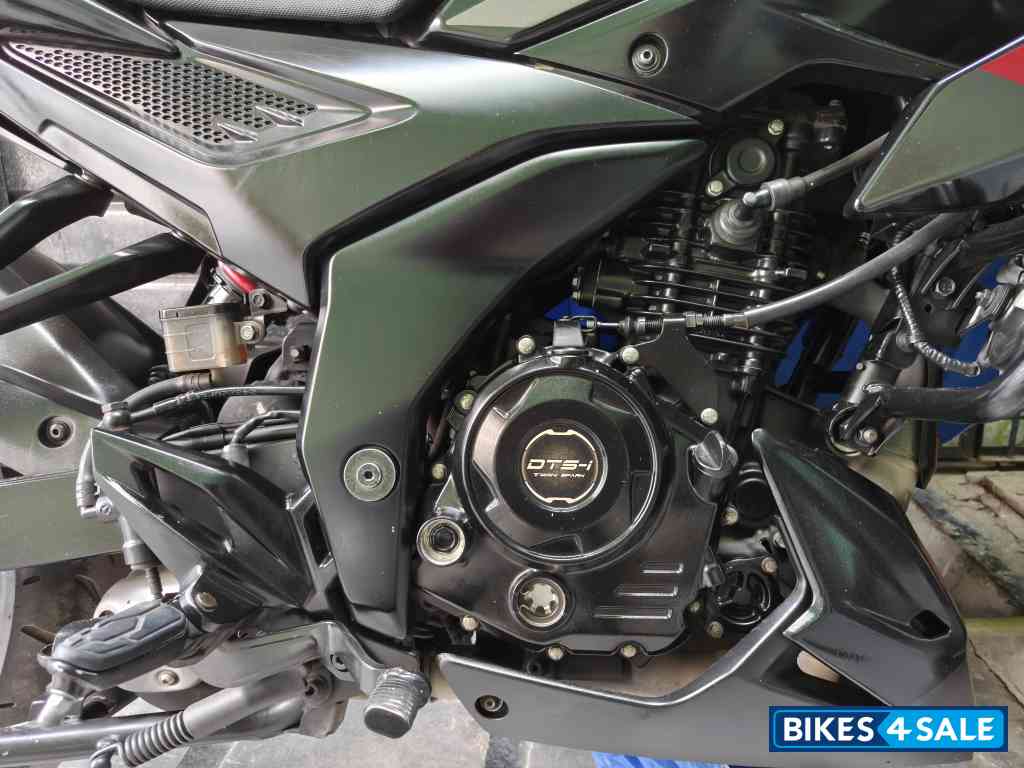 Brooklyn Black Bajaj Pulsar N160 Dual Channel ABS