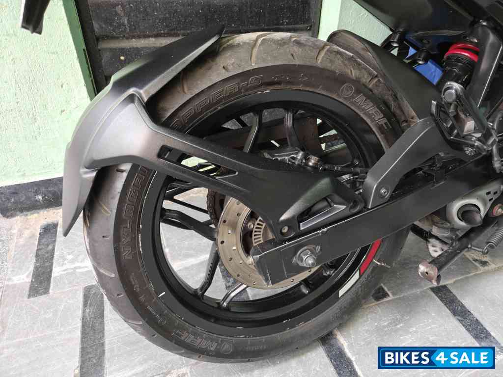 Brooklyn Black Bajaj Pulsar N160 Dual Channel ABS