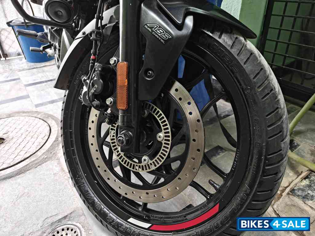 Brooklyn Black Bajaj Pulsar N160 Dual Channel ABS