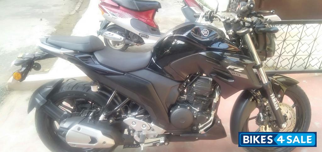 Black Yamaha FZ25