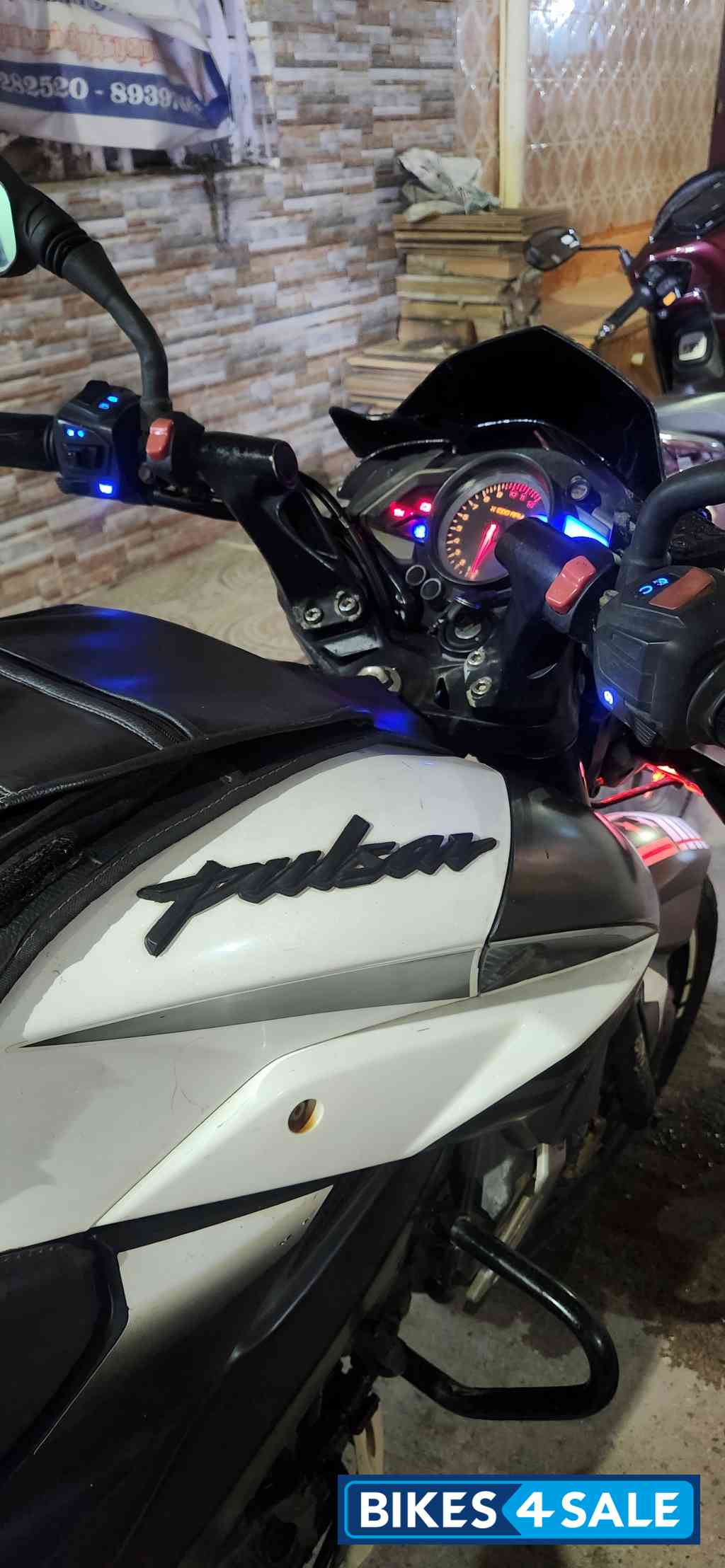 White Bajaj Pulsar 200 NS