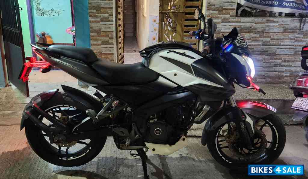 White Bajaj Pulsar 200 NS