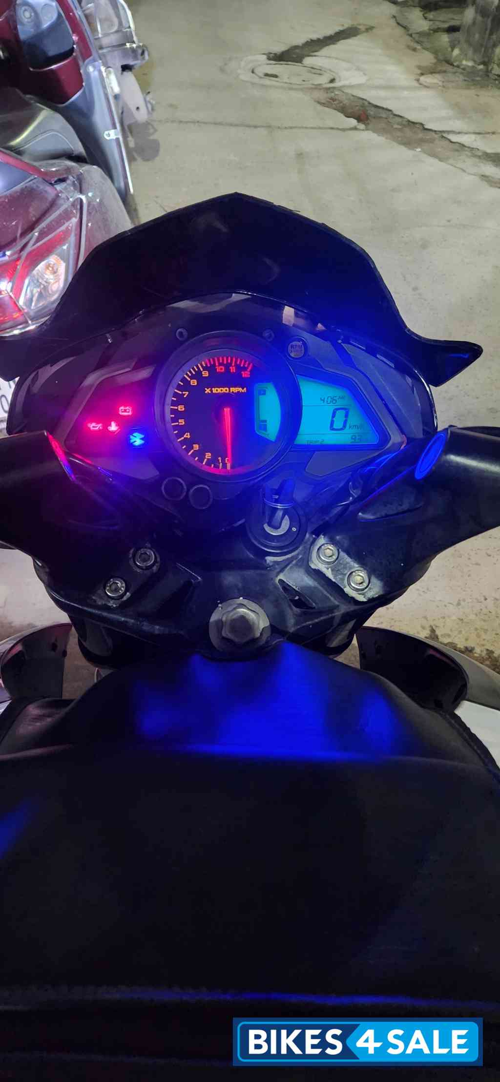 White Bajaj Pulsar 200 NS