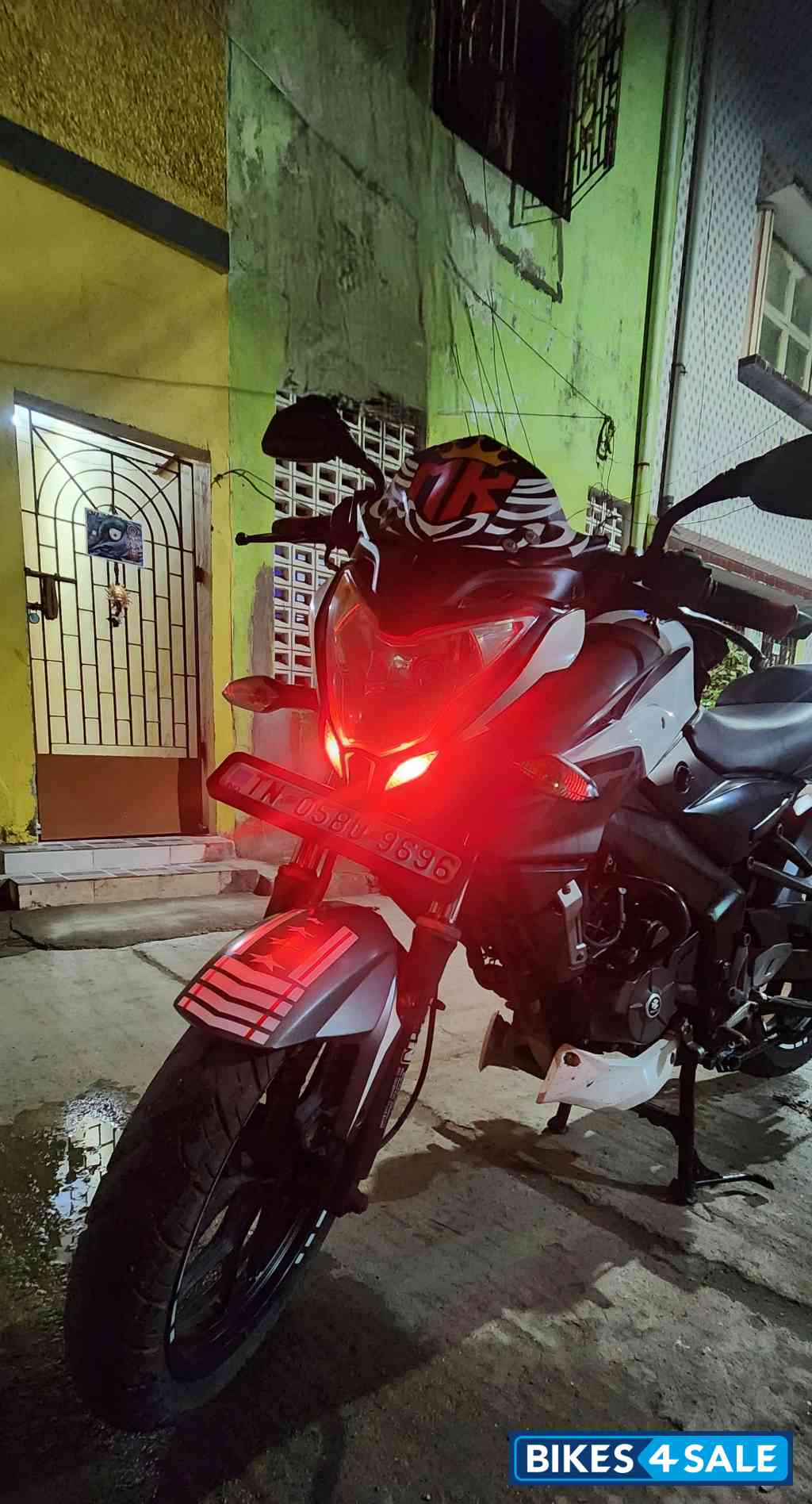 White Bajaj Pulsar 200 NS