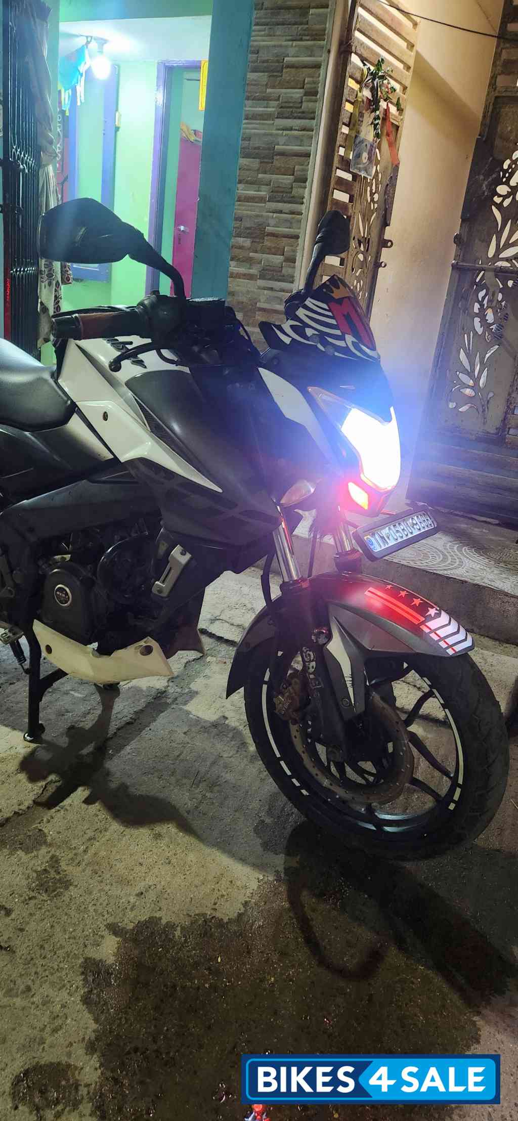 White Bajaj Pulsar 200 NS