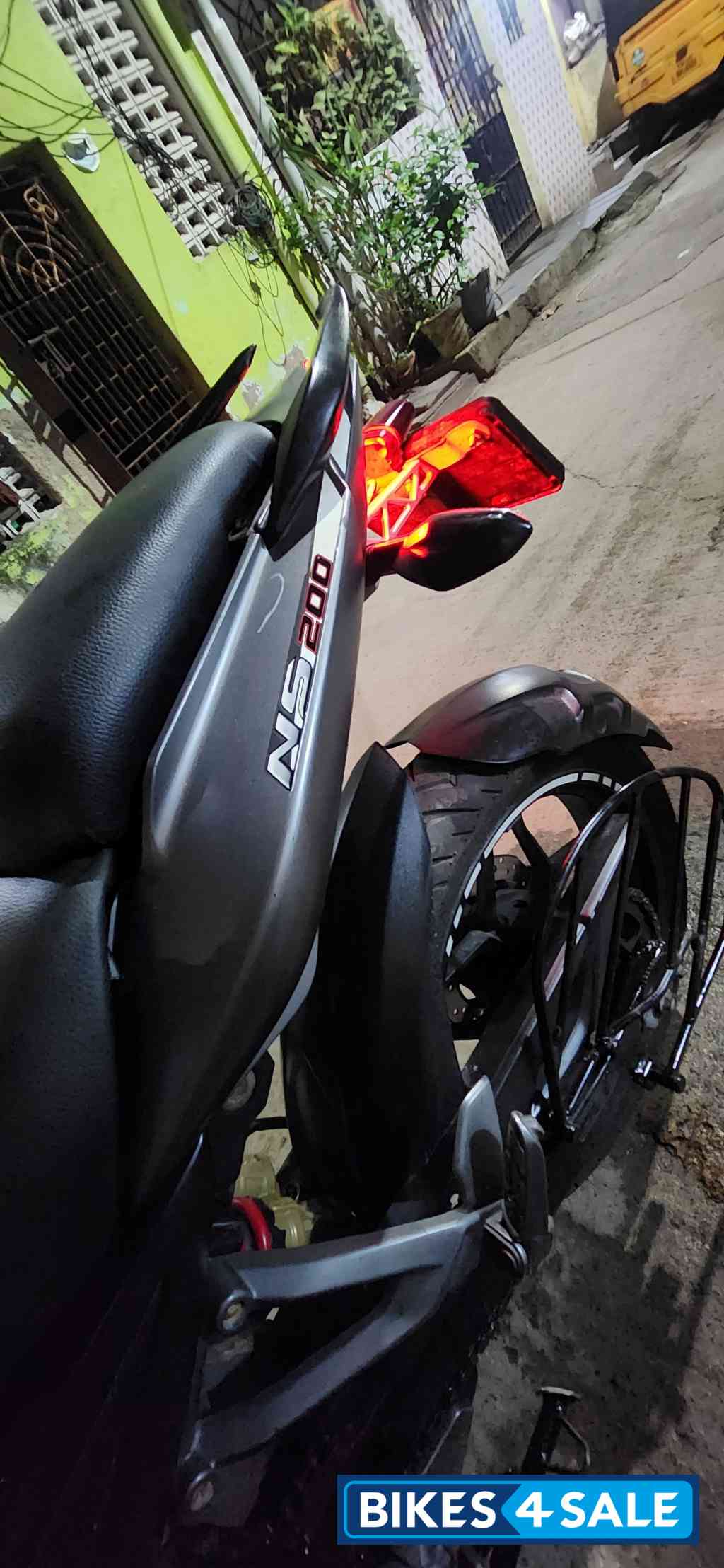 White Bajaj Pulsar 200 NS