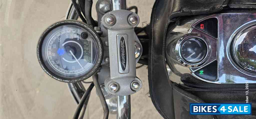 Black Bajaj Avenger Cruise 220