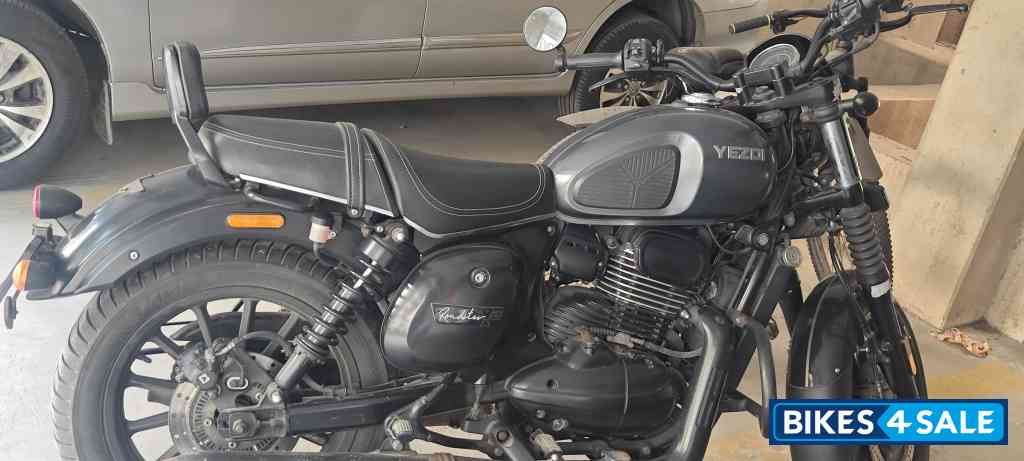 Roadster Dark Yezdi Roadster Dark