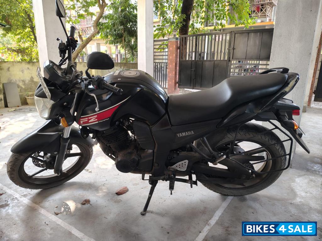 Black Yamaha FZ16