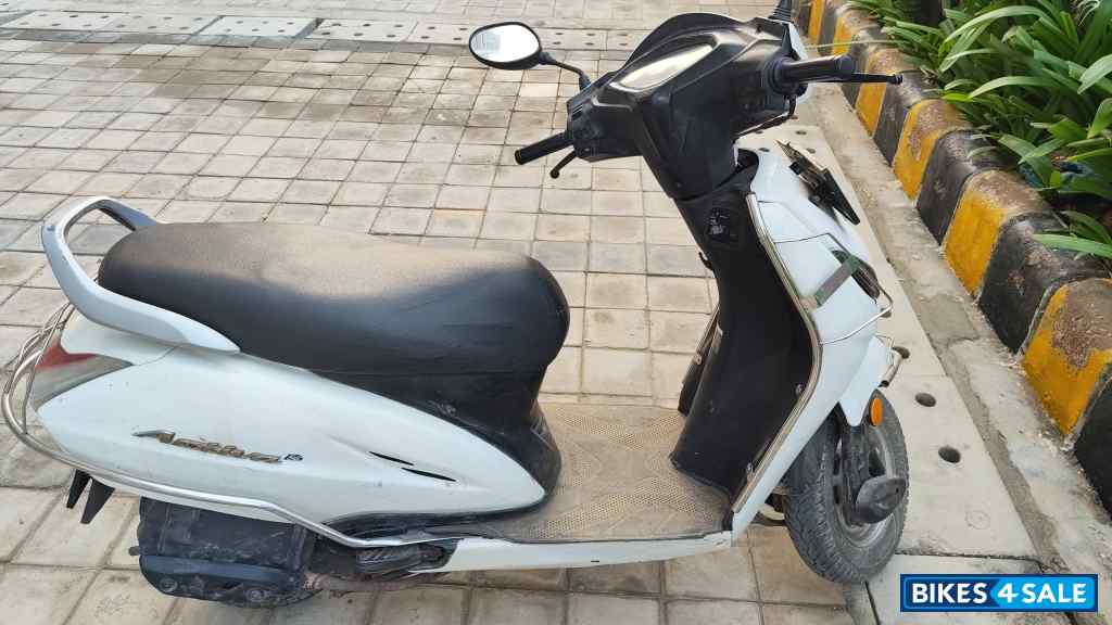 White Honda Activa 5G