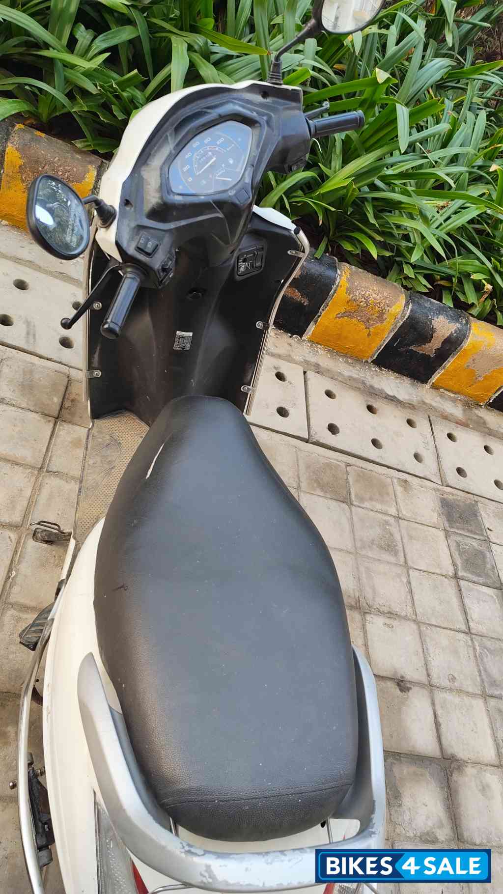 White Honda Activa 5G