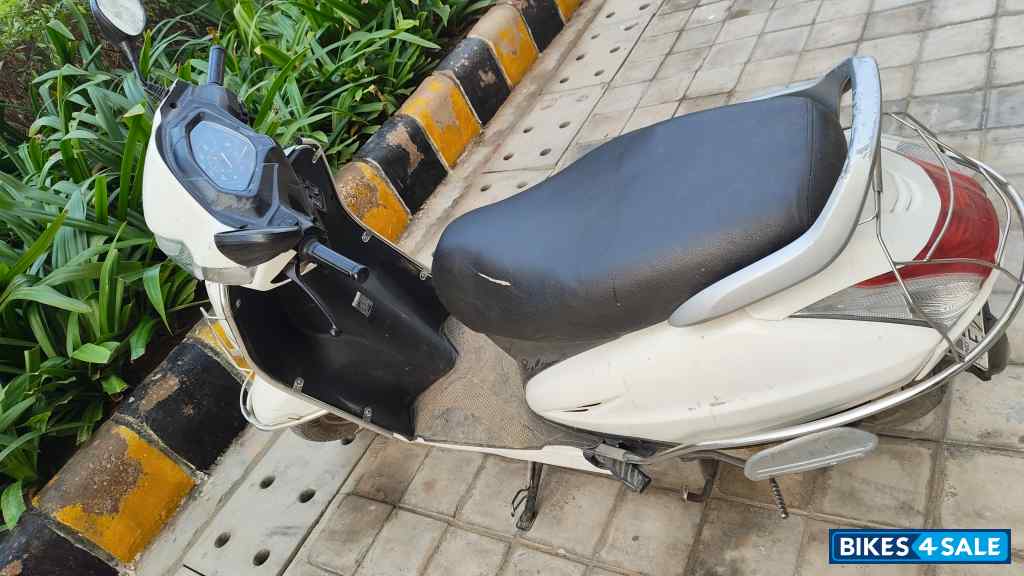 White Honda Activa 5G