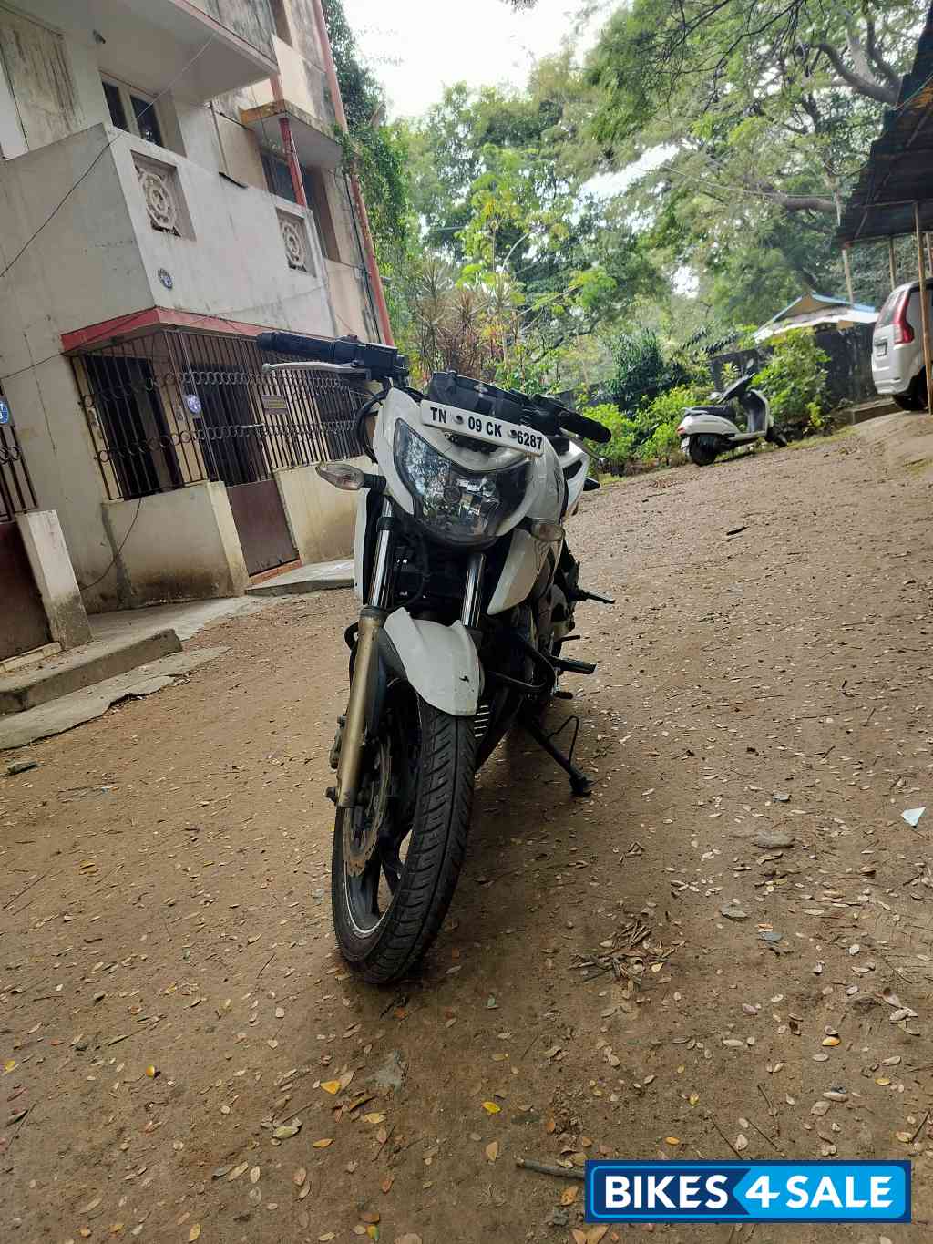 White TVS Apache RTR 200 4V