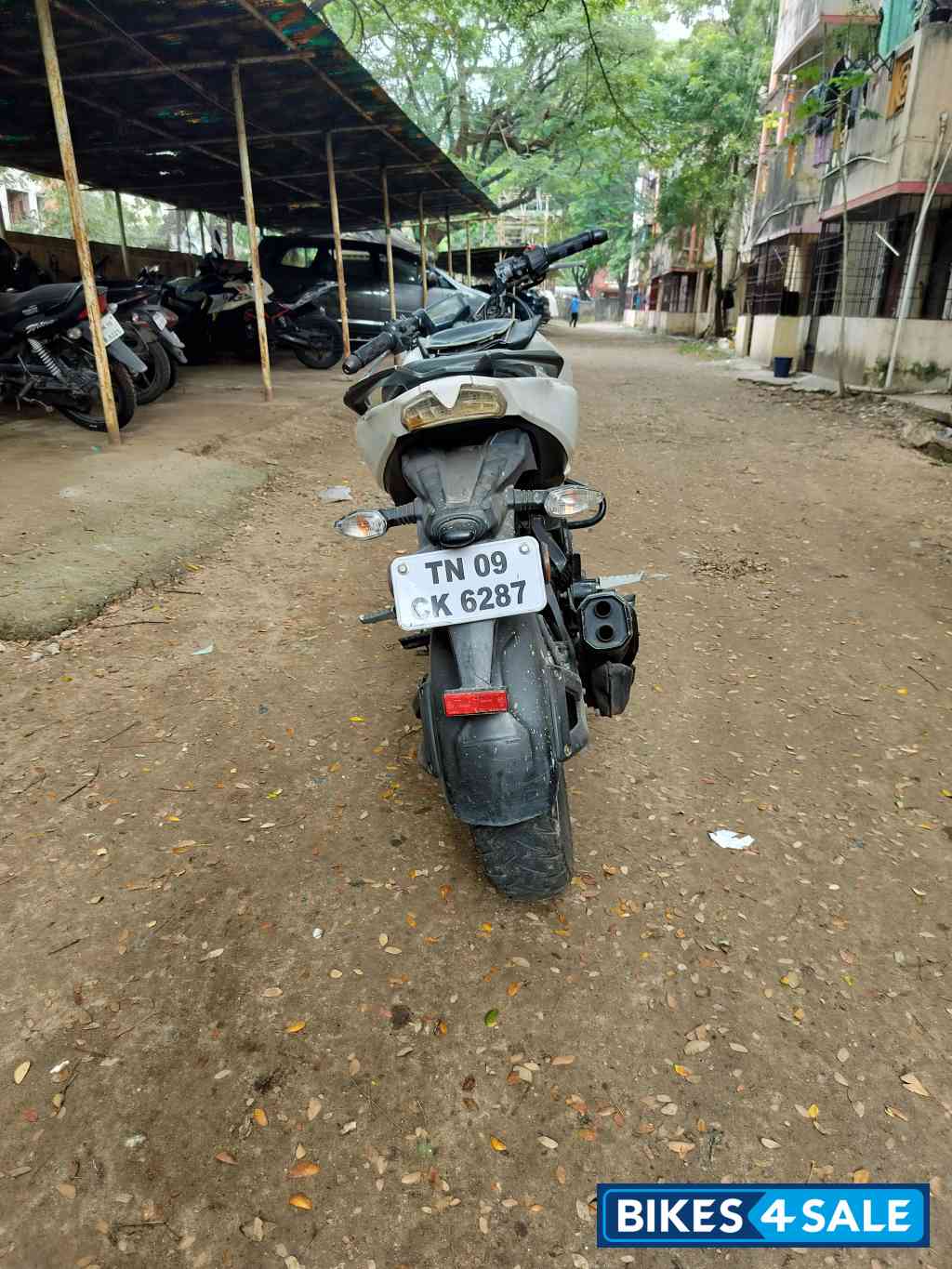 White TVS Apache RTR 200 4V