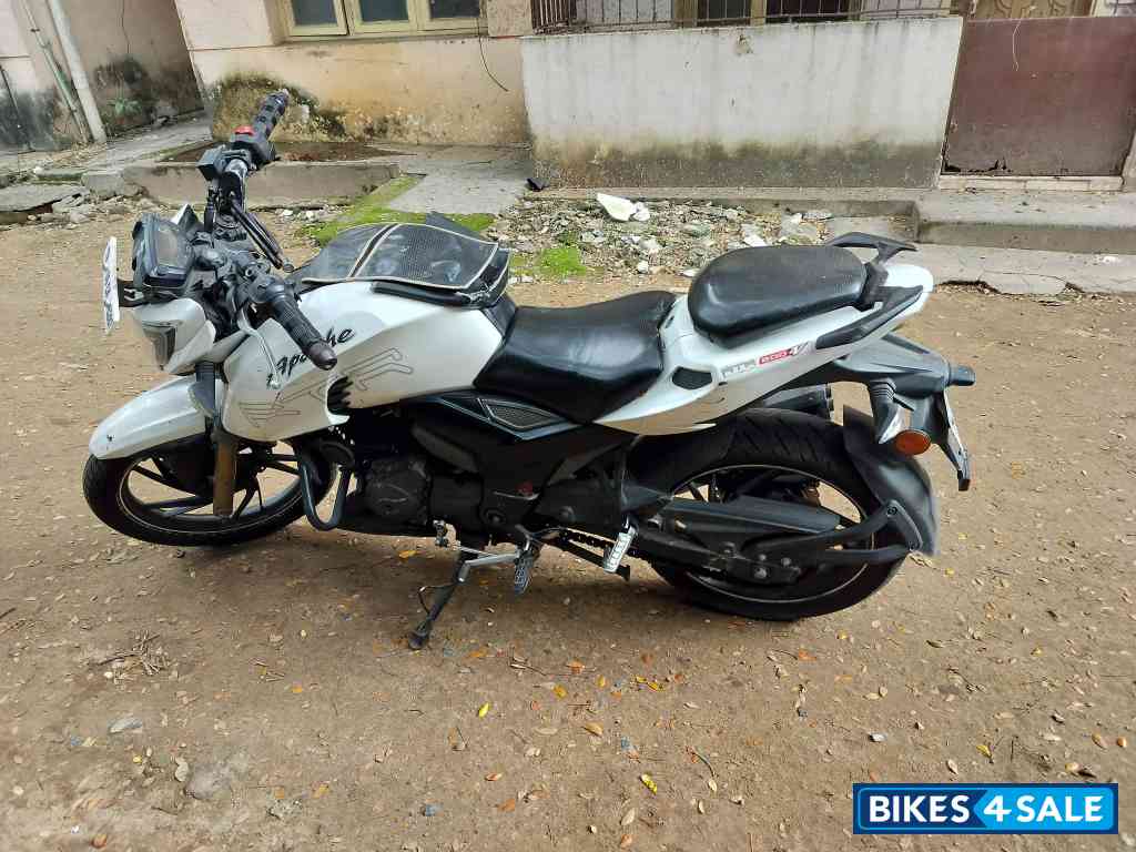 White TVS Apache RTR 200 4V