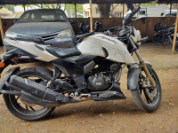 White TVS Apache RTR 200 4V