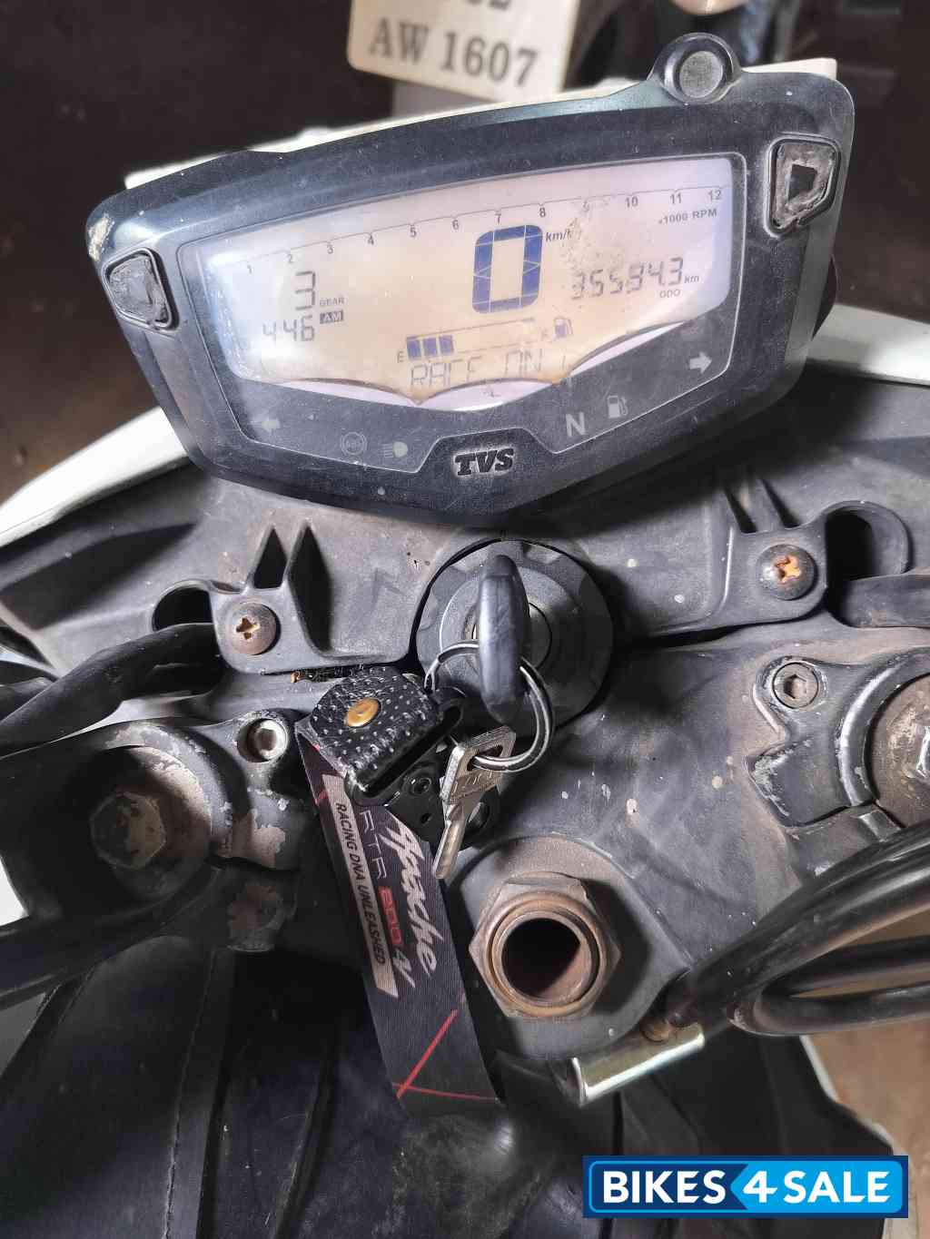 White TVS Apache RTR 200 4V