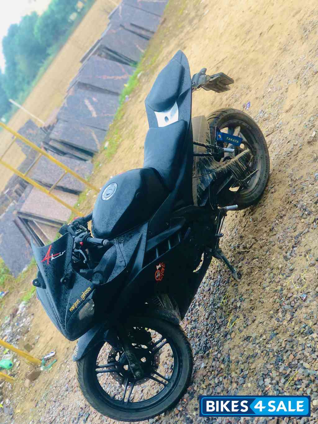 Gold Black Yamaha YZF R15 V2