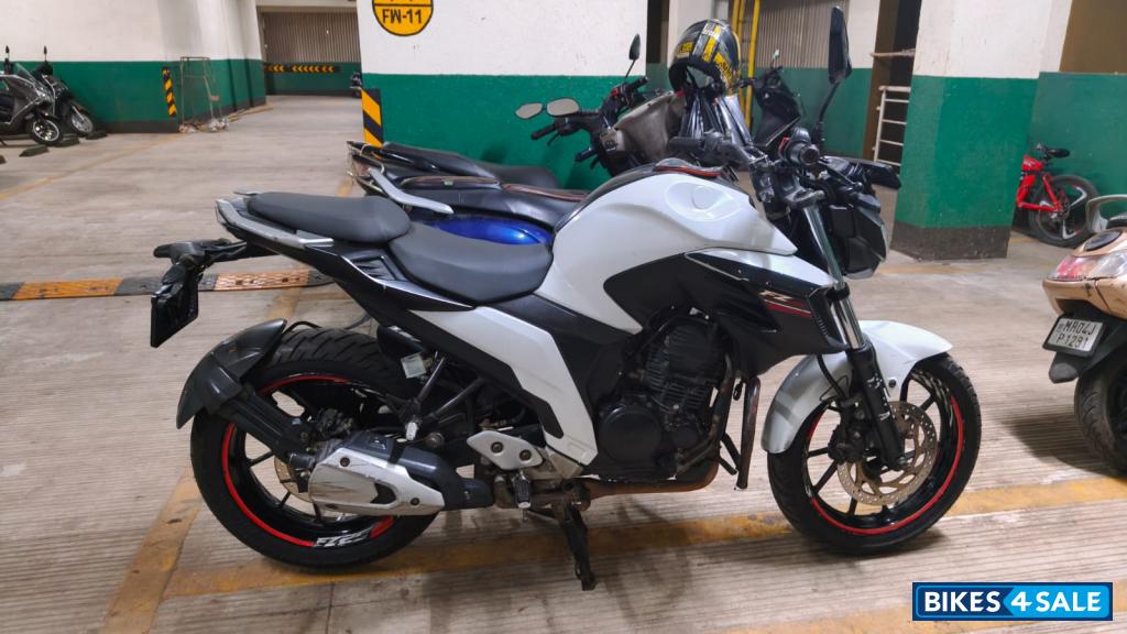 White Yamaha FZ25 White Yamaha FZ25