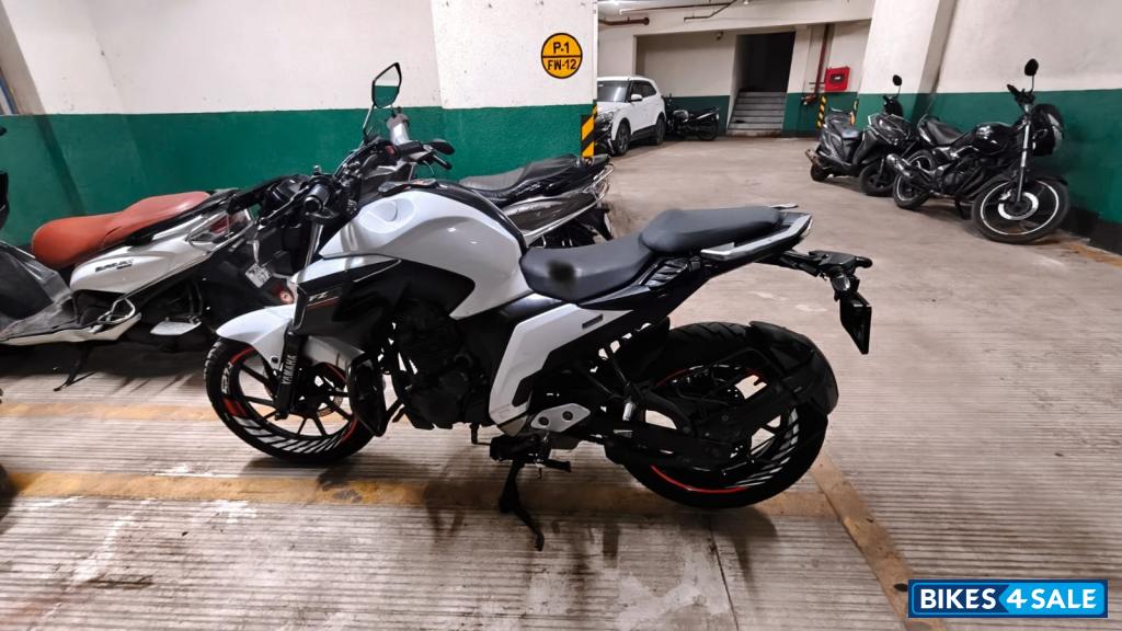White Yamaha FZ25 White Yamaha FZ25