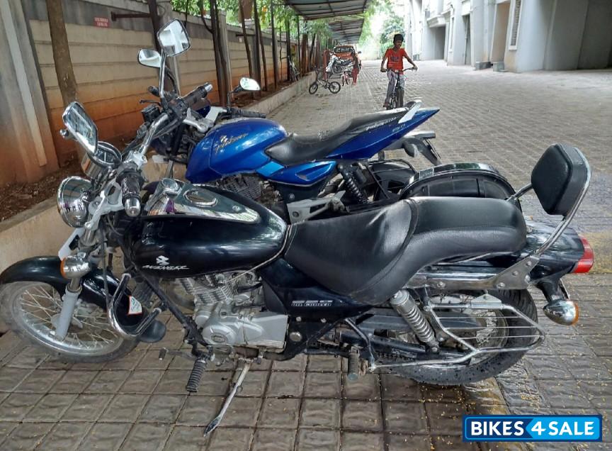 Black Bajaj Avenger 220 DTS-i