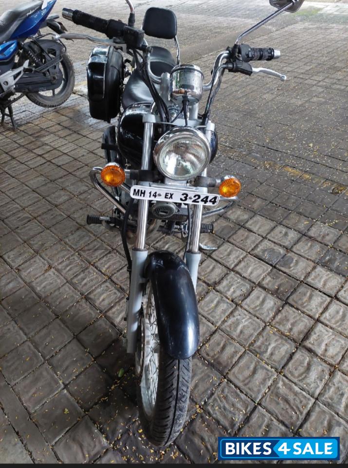 Black Bajaj Avenger 220 DTS-i