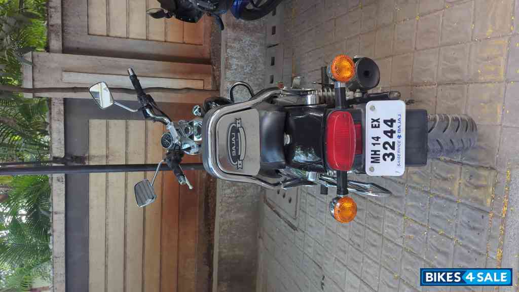 Black Bajaj Avenger 220 DTS-i