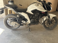 White Yamaha FZ25