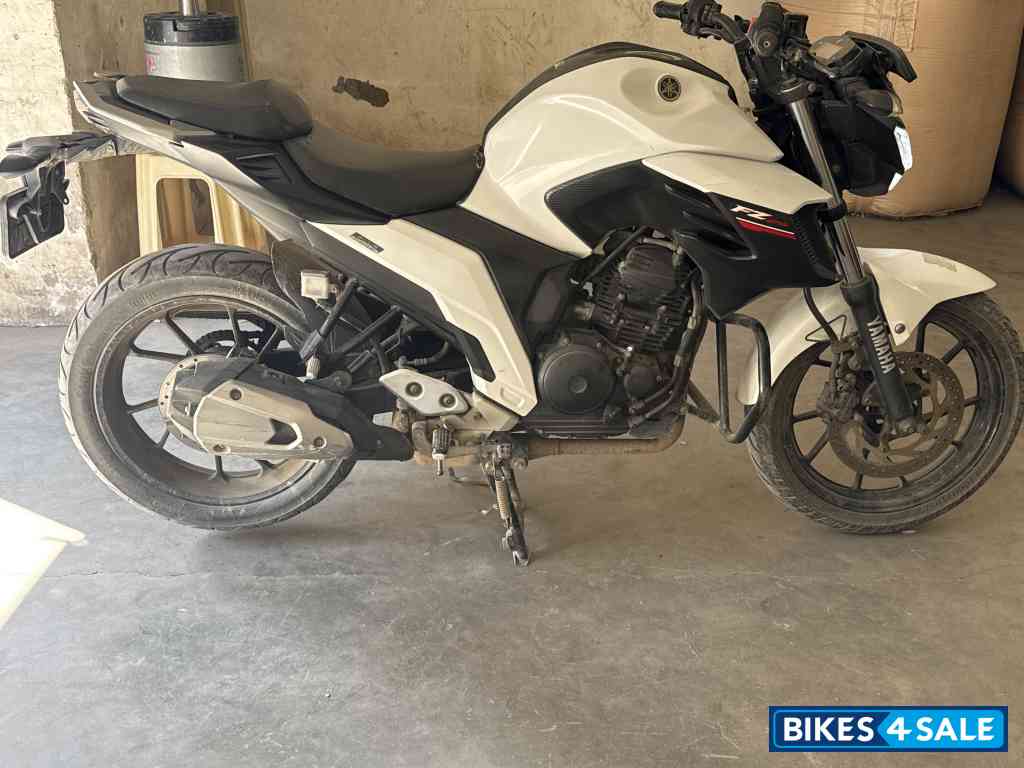 White Yamaha FZ25