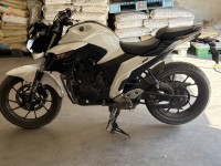 White Yamaha FZ25