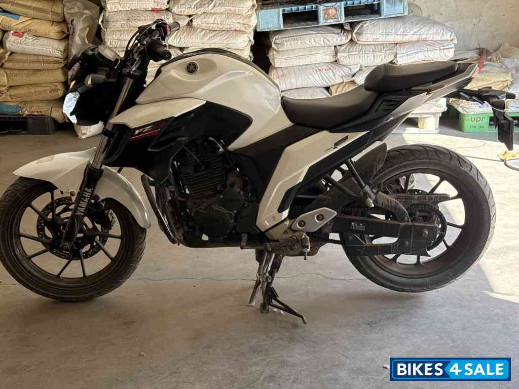 White Yamaha FZ25
