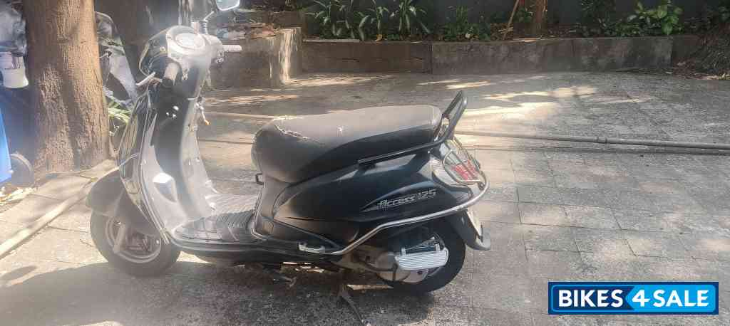 Black Suzuki Access 125
