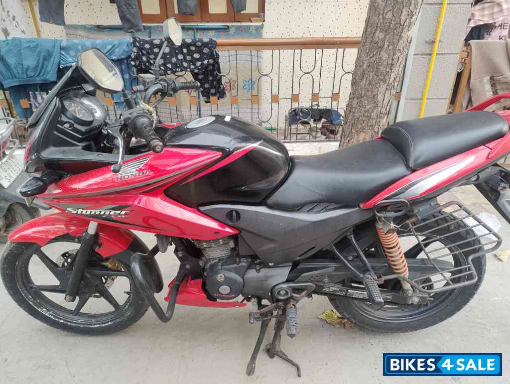 Red Honda CBF Stunner