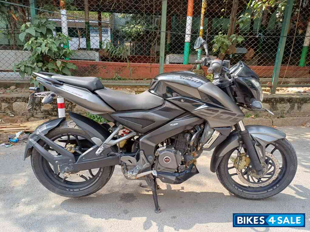 Black Bajaj Pulsar NS200