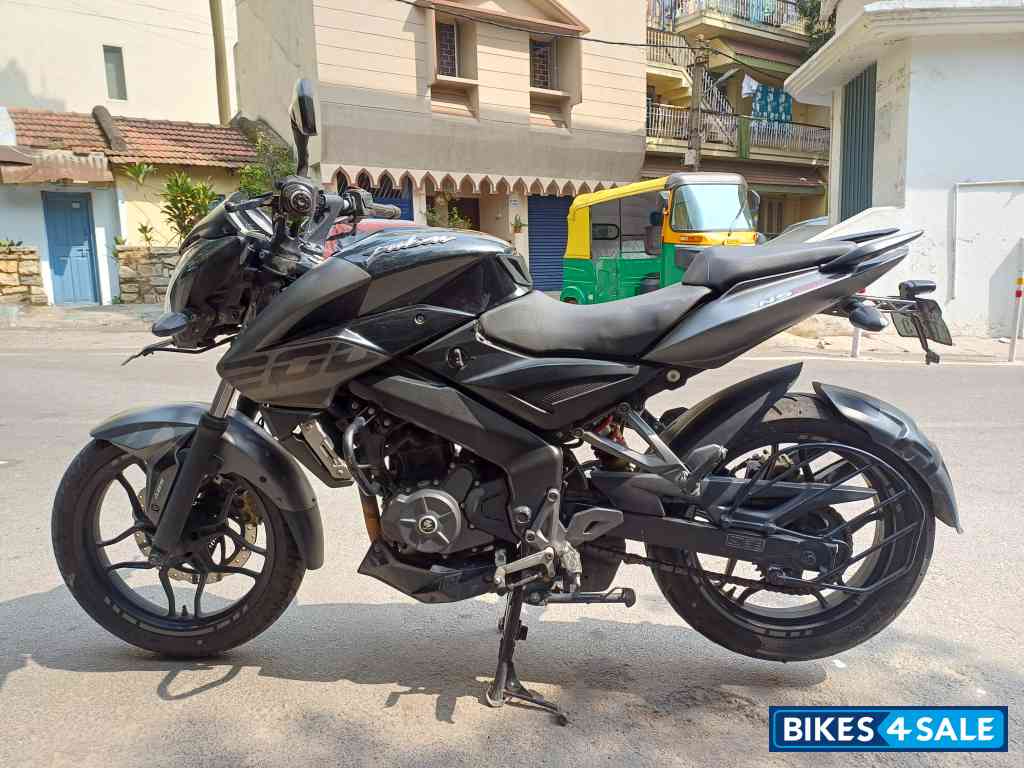Black Bajaj Pulsar NS200