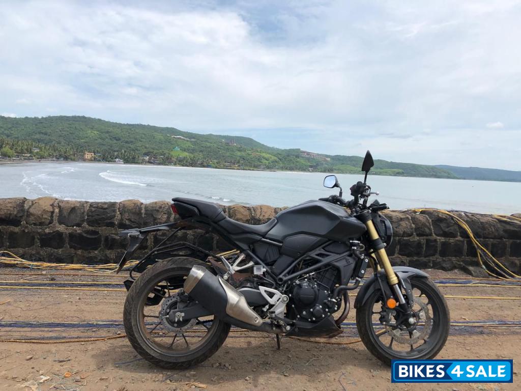 Black Honda 2022 CB300R