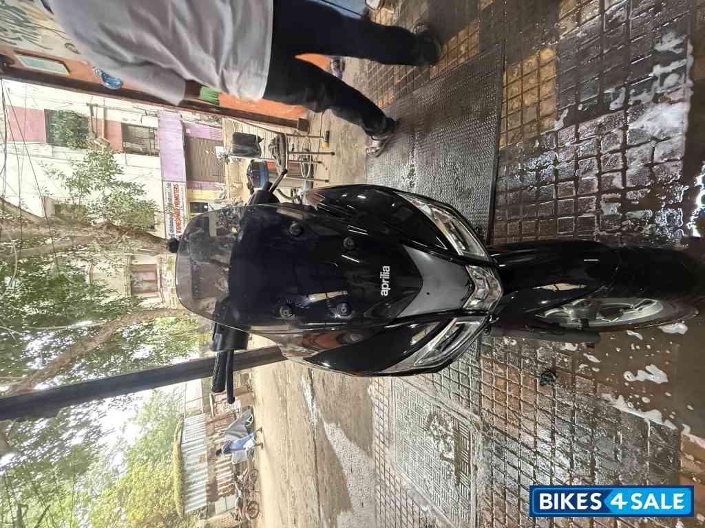 Black Aprilia SXR 160