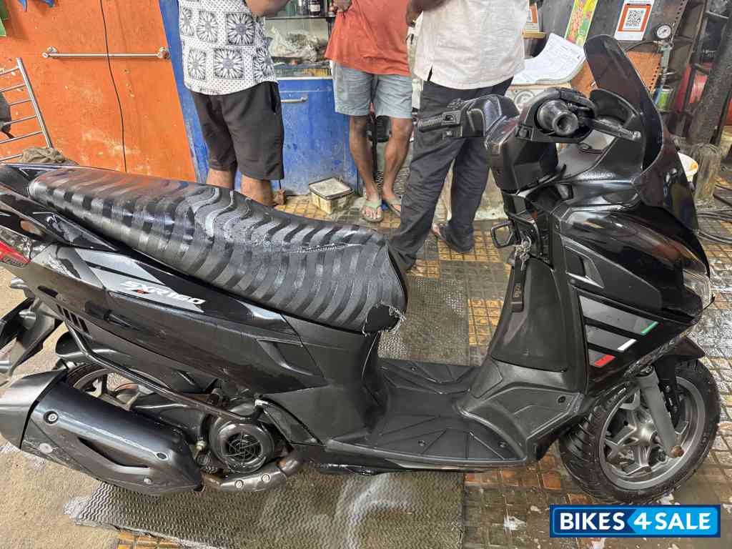 Black Aprilia SXR 160