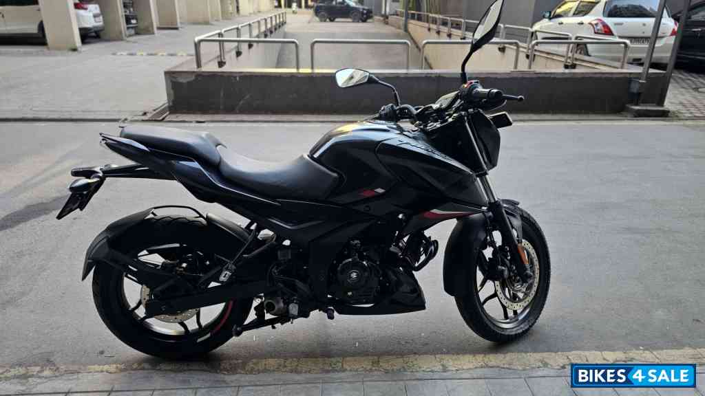 Black Bajaj Pulsar N160 Dual Channel ABS