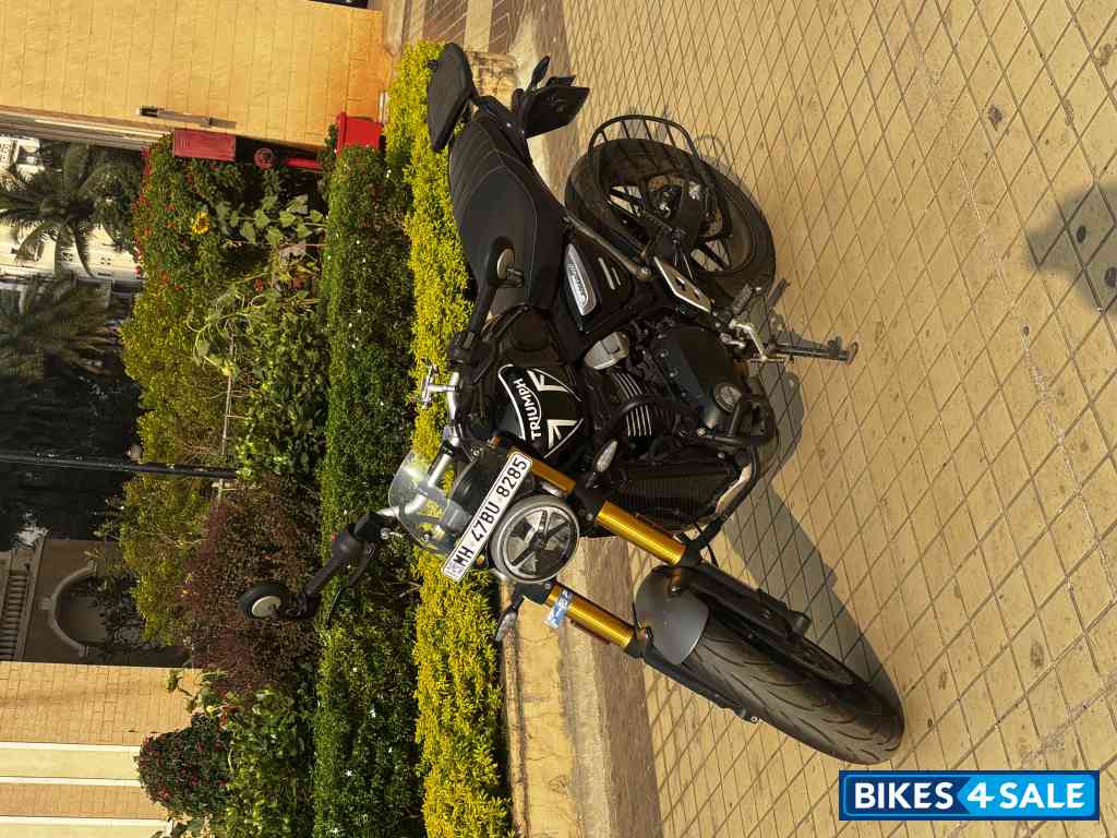 Phantom Black Triumph Speed 400