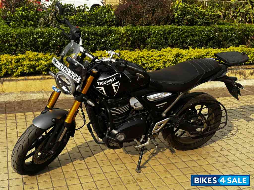 Phantom Black Triumph Speed 400