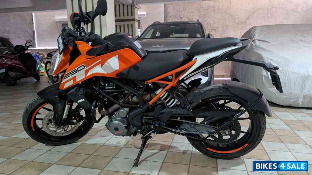 Orange KTM Duke 250