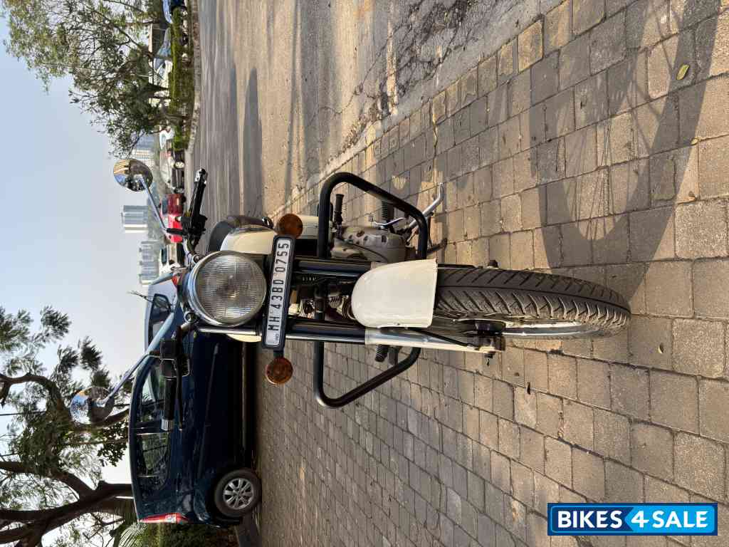 White Royal Enfield Classic 350